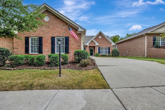 view of front property featuring a front yard