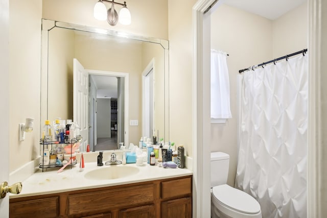 bathroom with toilet, a shower with curtain, and vanity