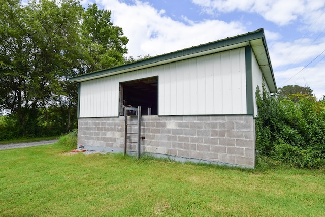 exterior space featuring a lawn