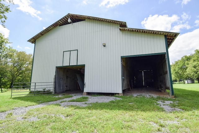 view of outdoor structure with a yard