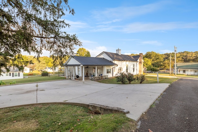 view of front of property featuring a porch and a front lawn