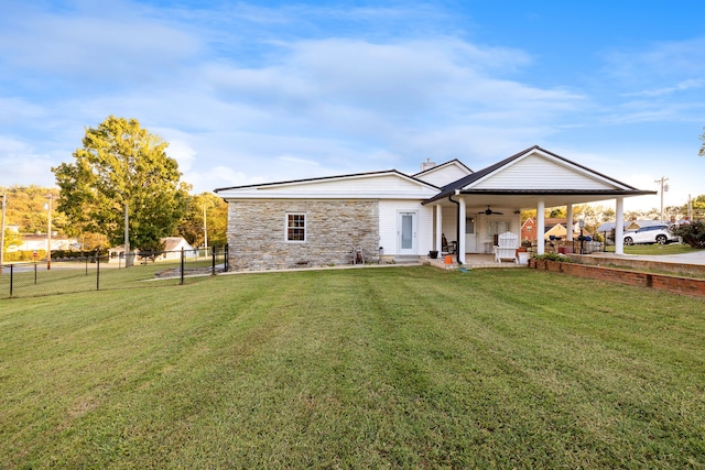 view of front of home featuring a patio area, ceiling fan, and a front yard