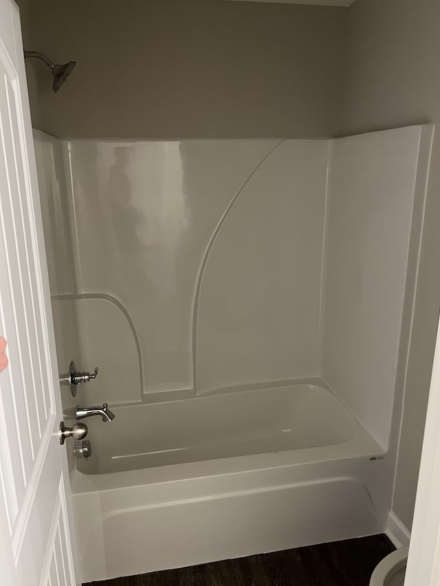 bathroom with bathtub / shower combination