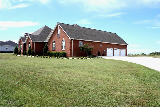 view of front of home featuring a front yard