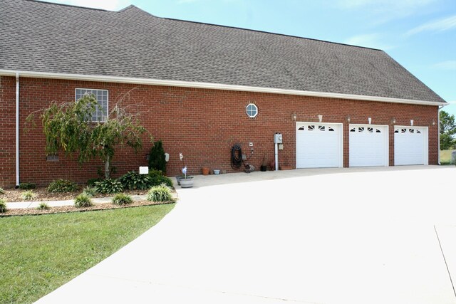 view of side of property featuring a yard