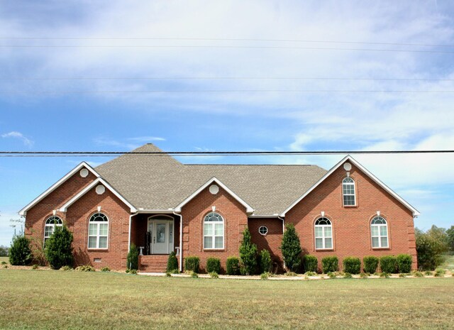 ranch-style home featuring a front lawn