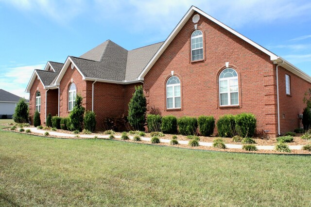 view of front facade featuring a front lawn