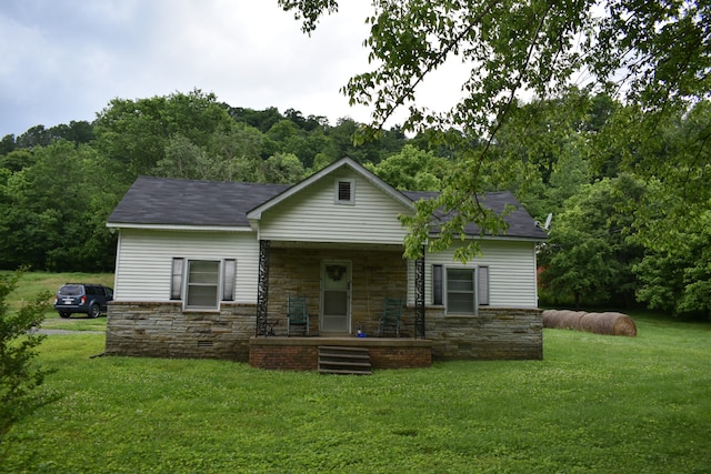 view of front facade with a front lawn