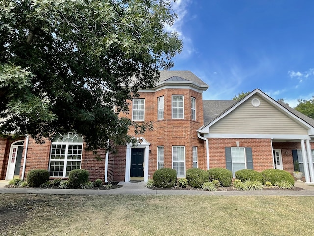 view of front facade featuring a front lawn