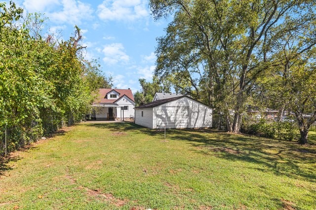 view of yard featuring a shed