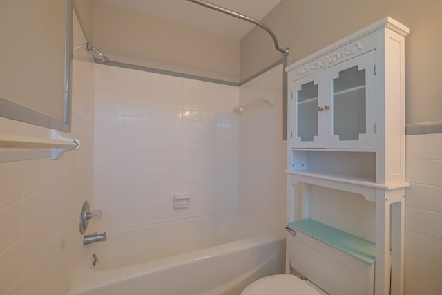 bathroom with tiled shower / bath and toilet