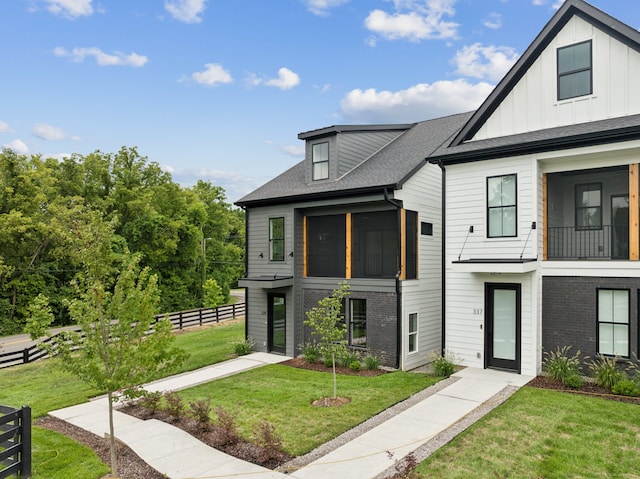 view of front of property featuring a front yard