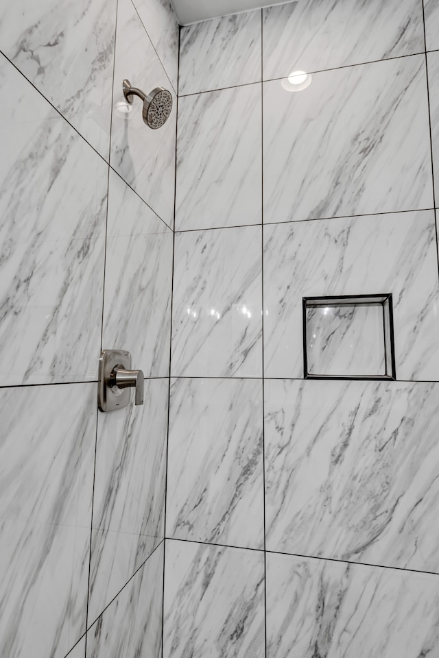 room details featuring a tile shower