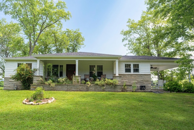 view of front of house featuring a front lawn