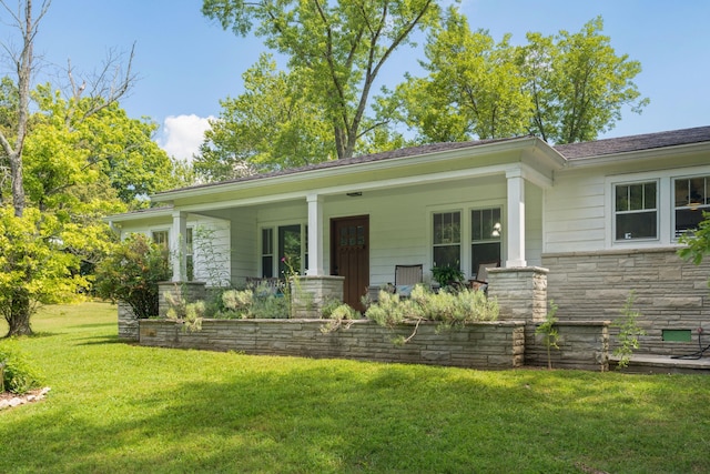 view of front of property featuring a porch and a front lawn