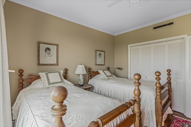 bedroom with ceiling fan, hardwood / wood-style flooring, a closet, and ornamental molding