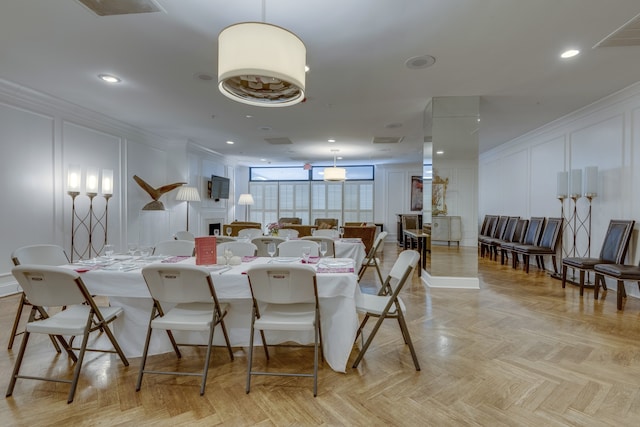 interior space with light parquet flooring, hanging light fixtures, a center island, and a breakfast bar