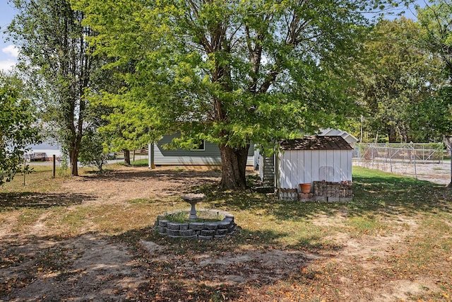 view of yard featuring a storage unit