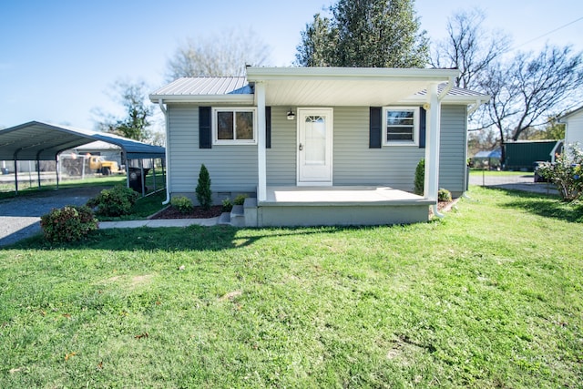 view of front of home featuring a front yard and a carport