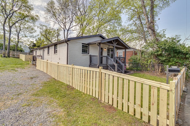 view of front of property featuring a front yard