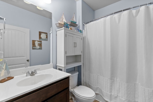 bathroom featuring a shower with shower curtain, vanity, and toilet