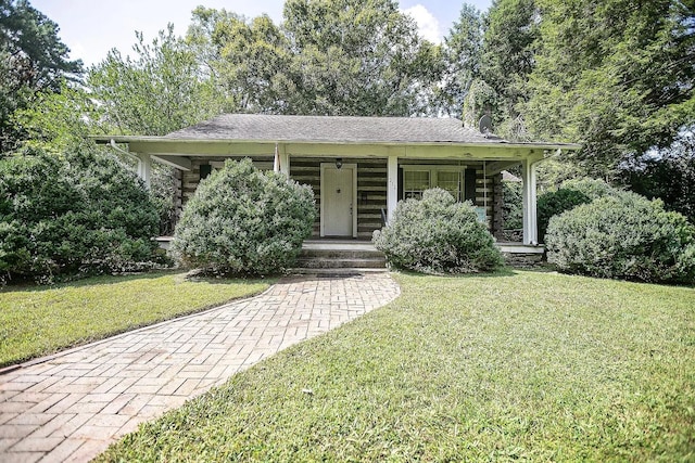 view of front of property featuring a front yard and a porch