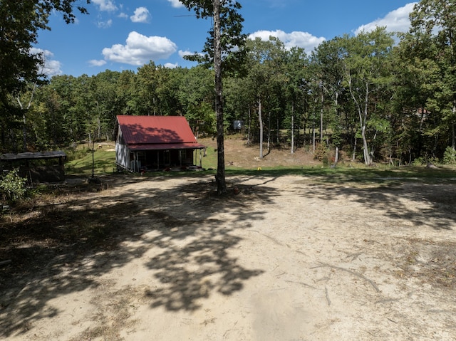 view of yard featuring an outbuilding