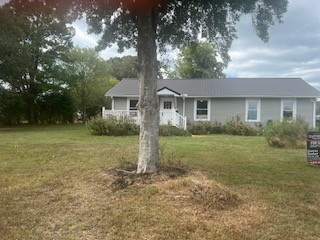 view of front facade with a front lawn