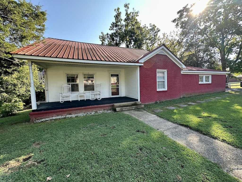 view of front of property with a front lawn and a porch