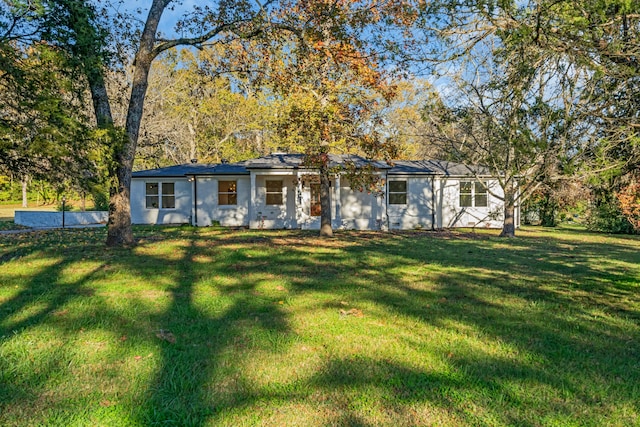 ranch-style house featuring a front yard