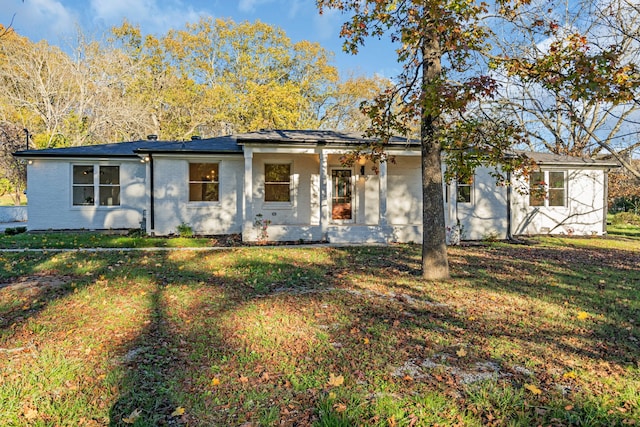 view of front of property with a front lawn