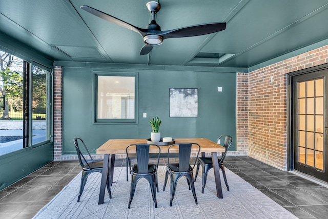 sunroom with ceiling fan