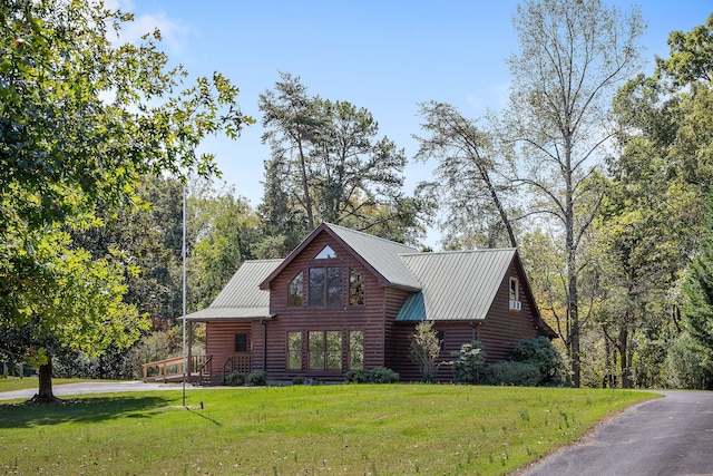 log-style house featuring a front lawn