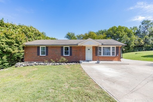 ranch-style home with a front yard