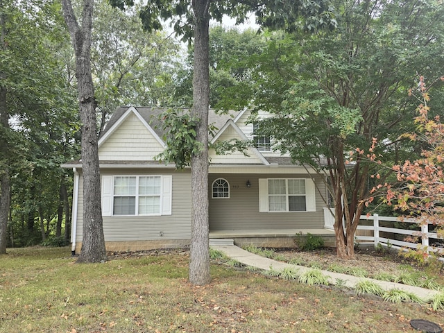 view of front of property featuring a front lawn