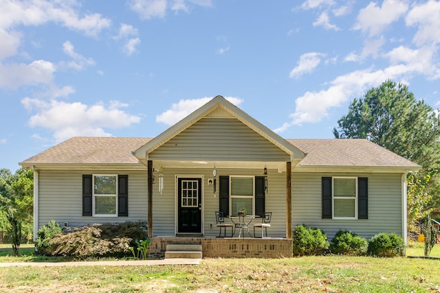 view of front facade featuring a porch and a front yard