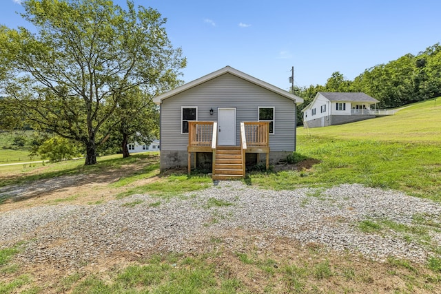 view of front facade featuring a front yard