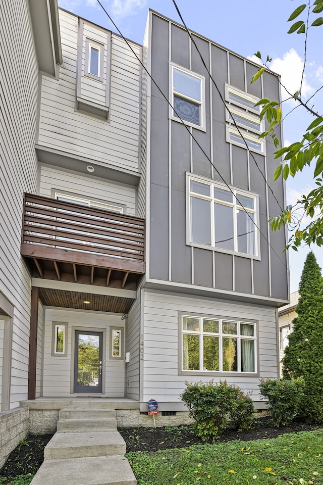 view of front of home featuring a balcony