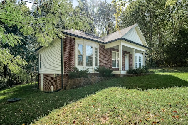 view of front of home featuring a front yard