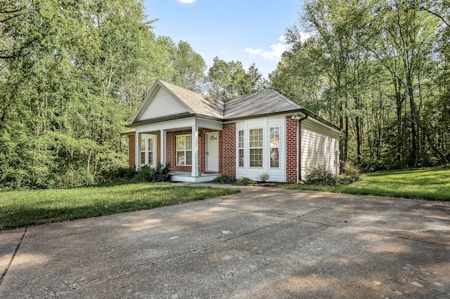 view of front of house with a front lawn