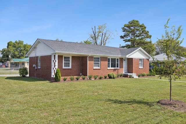 single story home with a front lawn