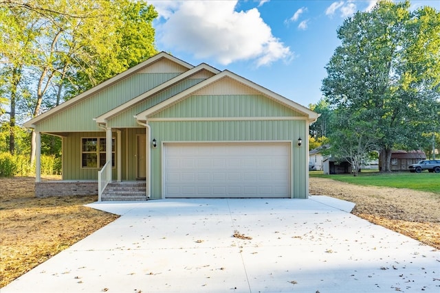 craftsman house with a front lawn, a garage, and covered porch