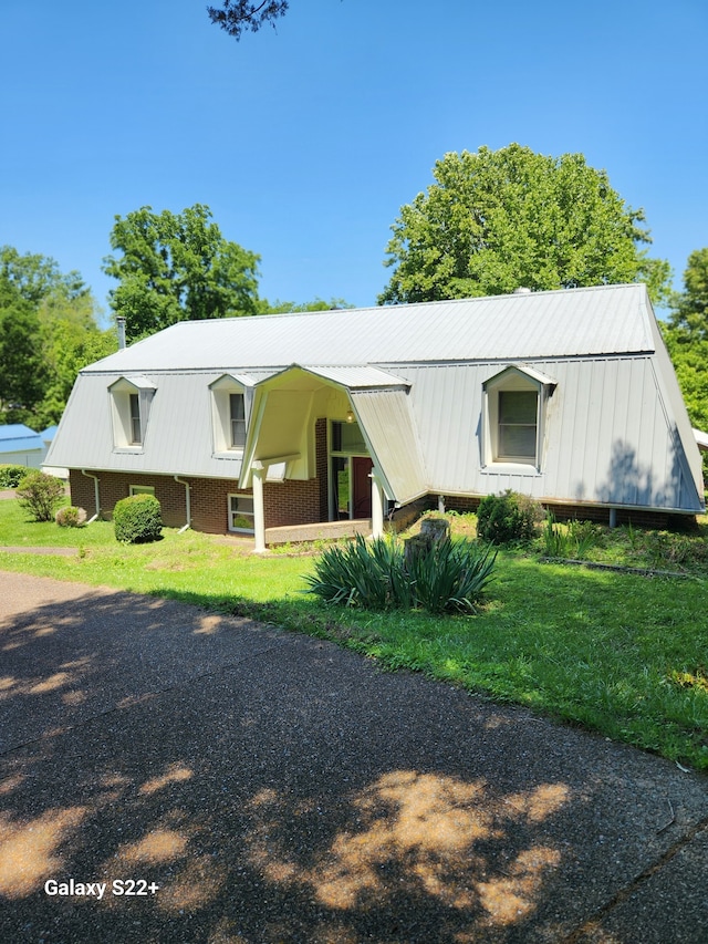 view of front facade featuring a front lawn