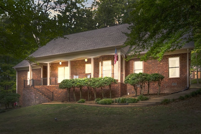 view of front of property with a front lawn and covered porch