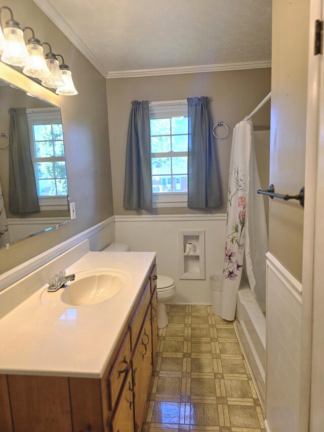 full bathroom featuring crown molding, vanity, toilet, and shower / bathtub combination with curtain