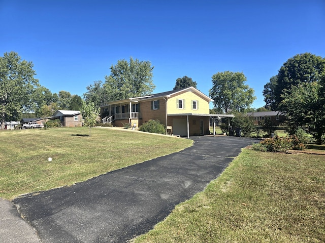 view of front of property featuring a front lawn and a carport