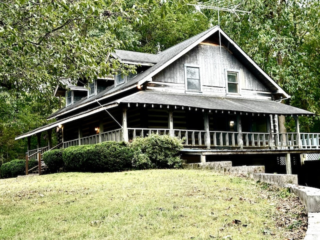 view of front facade with a front lawn