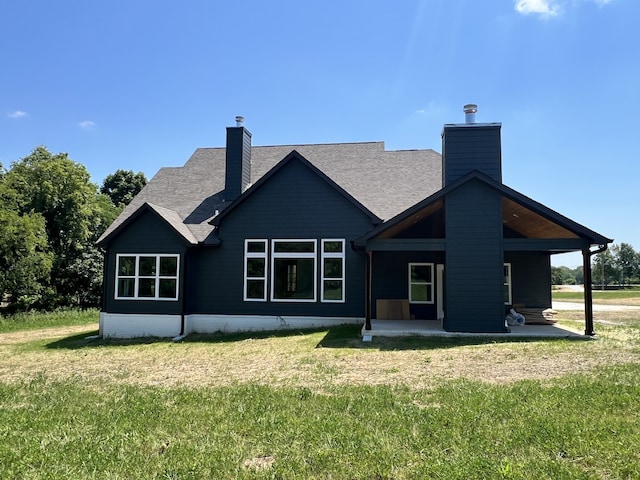 back of house featuring a lawn