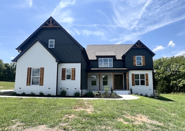 view of front facade with a front lawn