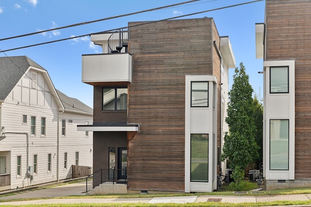 view of front of house featuring a balcony